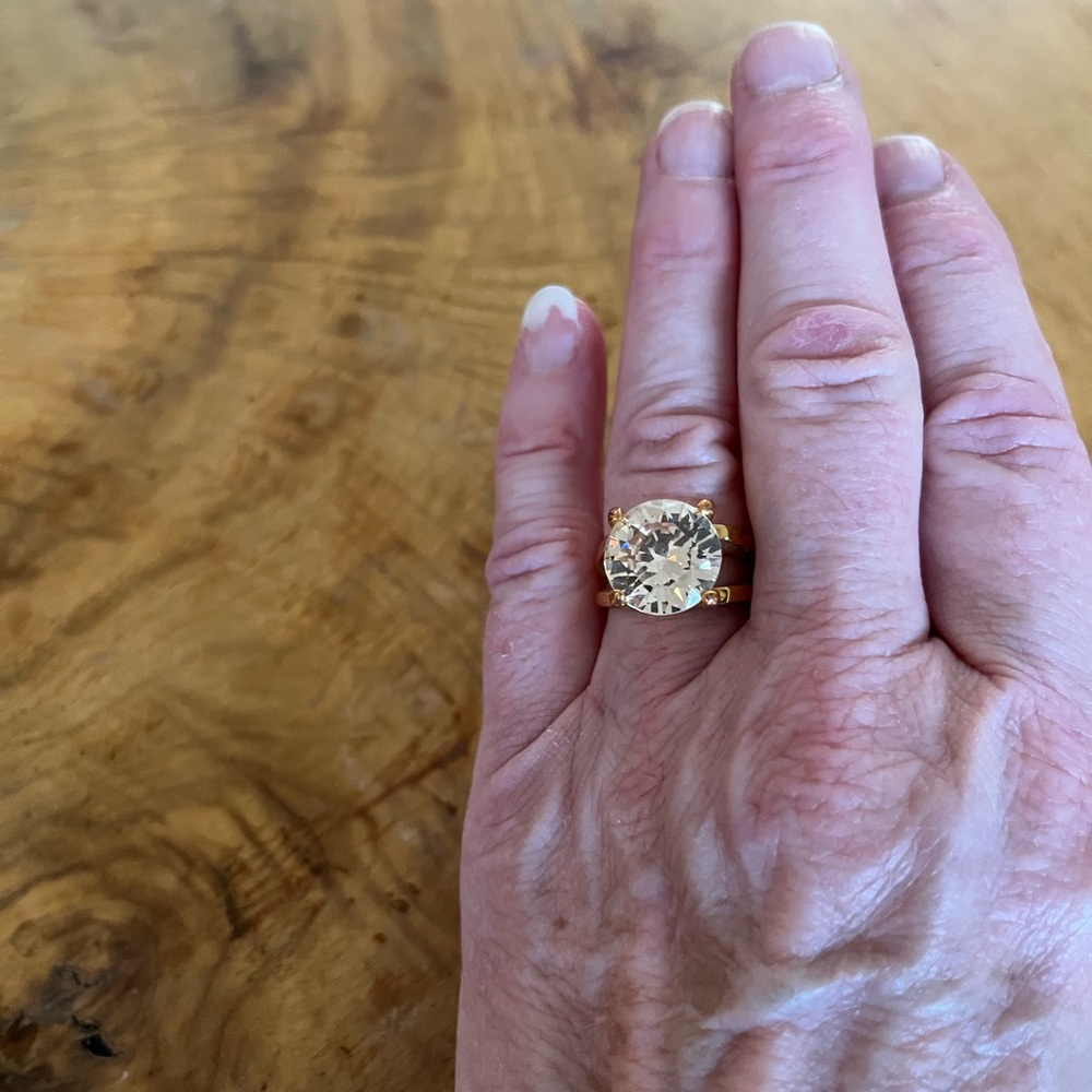 Elegant Gold Cocktail Ring with Brilliant Stone